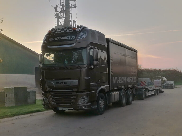 Zug im Sonnenaufgang