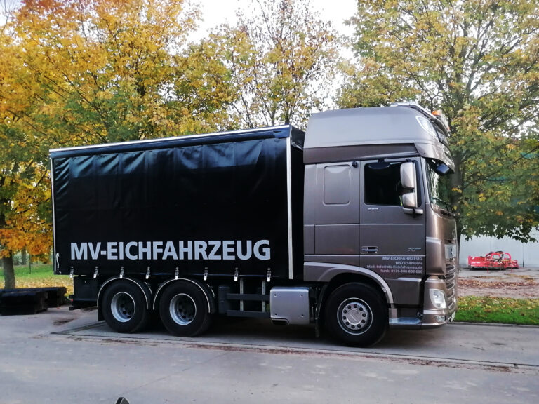 Eichfahrzeug auf der Waage