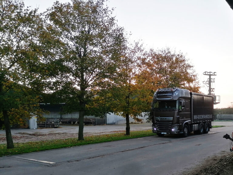 Eichfahrzeug auf der Waage